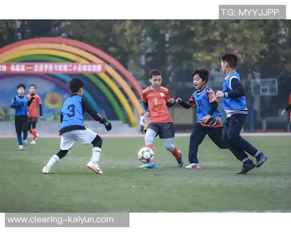 小朋友们在绿茵场上快乐踢足球的精彩瞬间图片分享 小朋友们在绿茵场上快乐踢足球的精彩瞬间图片分享